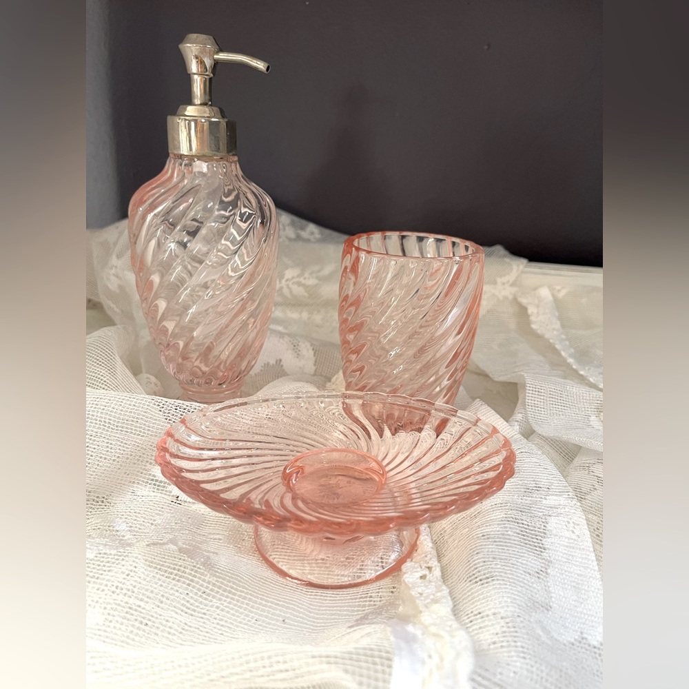 HTF Pre-Owned Rachel Ashwell Simply Shabby Chic Pink Swirl Glass Bathroom Set